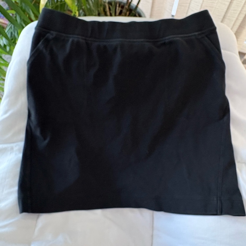 Duluth Trading Co Women's Black Midi Skort